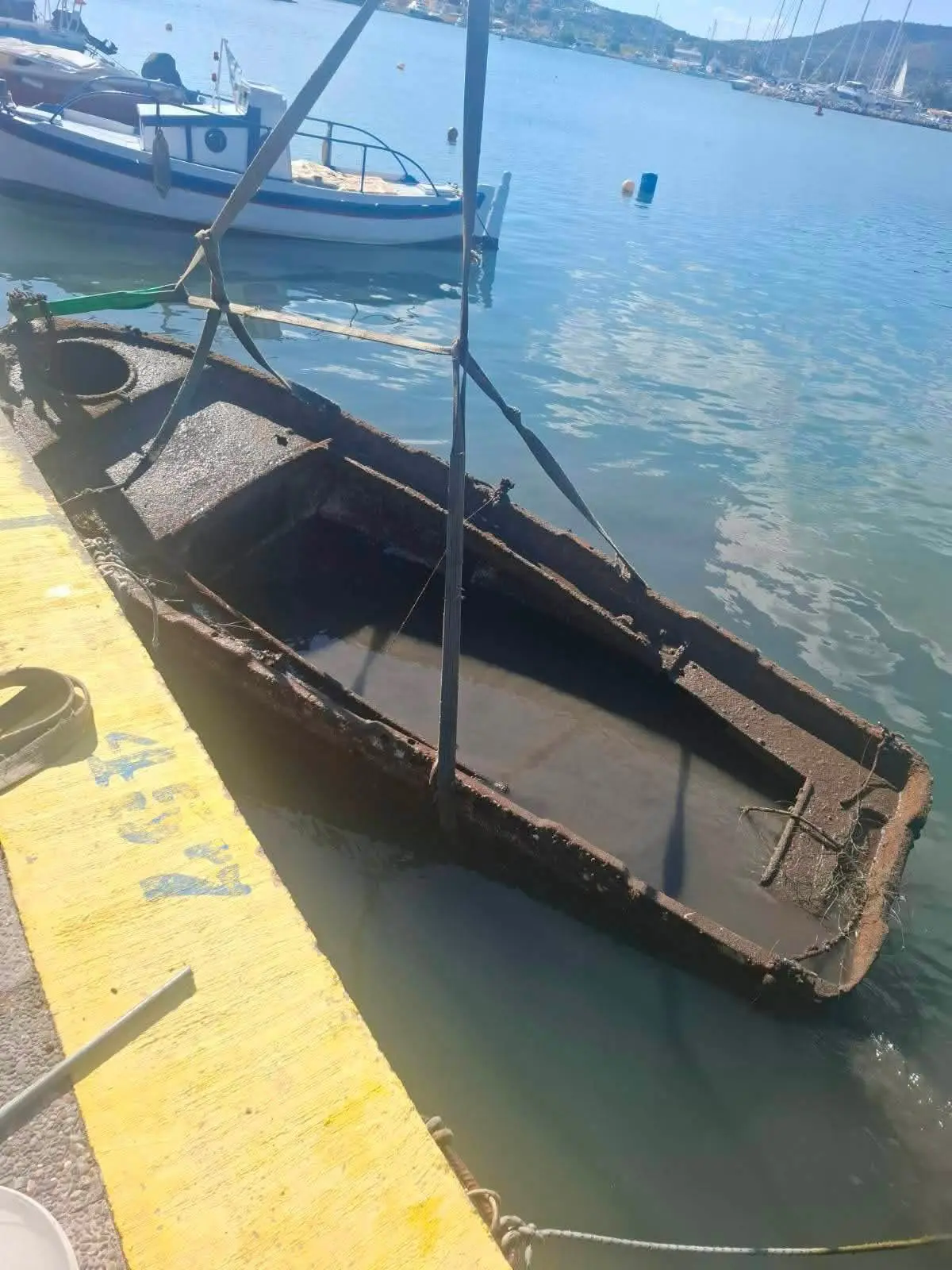 Το λιμάνι της Σαλαμίνας απαλλάσσεται από τα εγκαταλελειμμένα σκάφη