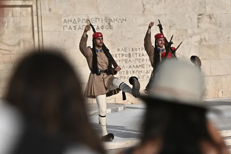 evzones__25_ Καύσωνας στην Αθήνα: Οι Εύζωνες ακίνητοι και αγέρωχοι στο καθήκον