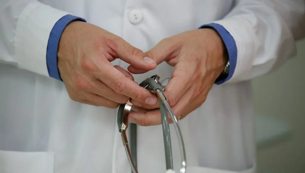 File source: http://commons.wikimedia.org/wiki/File:The_Stethoscope,_Peru.jpg «Άδειασε» από γιατρούς το Νοσοκομείο Νίκαιας – Ποιος πήρε τις 22 θέσεις και τι ζητούν τώρα οι γιατροί του Πειραιά