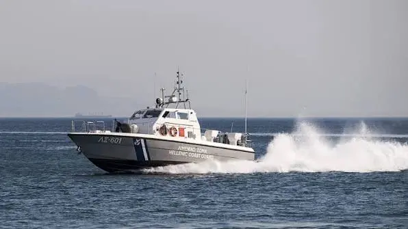 images (4) Επιχείρηση διάσωσης στη Σαλαμίνα: Ακυβέρνητη λέμβος με 4 επιβαίνοντες εντοπίστηκε από το Λιμενικό