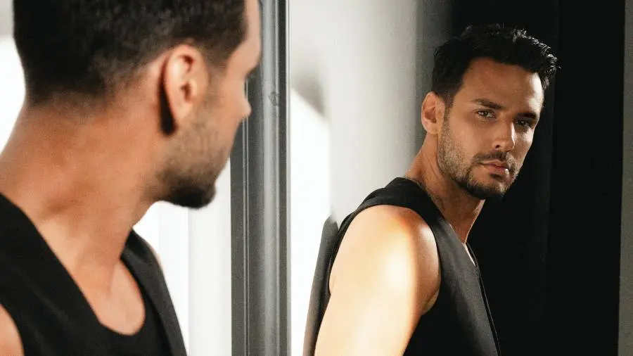 o-aris-petrakis-paroysiazei-to-neo-toy-single-amp-music-video-dose-tin-kardia-soy