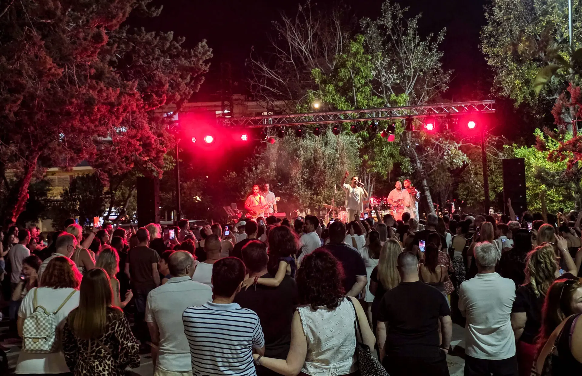 Νίκαια: Μεγάλη συμμετοχή στο 2ο Street Party και στη συναυλία του Ηλία Βρεττού