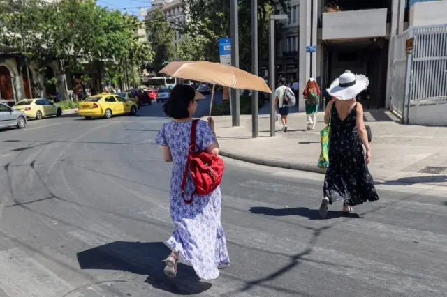 ZΕΣΤΗ ΤΟΥΡΙΣΤΕΣ ΜΕ ΚΑΠΕΛΑ ΚΑΙ ΟΜΠΡΕΛΕΣ (ΓΙΑΝΝΗΣ ΠΑΝΑΓΟΠΟΥΛΟΣ/ EUROKINISSI) Καιρός: Ανεβαίνει η θερμοκρασία - Πότε θα κορυφωθεί το νέο θερμικό επεισόδιο