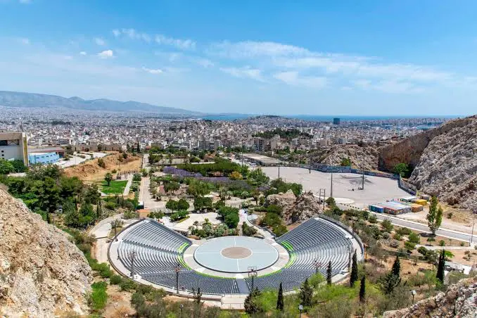 Απίστευτα πράματα συμβαίνουν στον Δήμο Νίκαιας – Ρέντη με τις παραχωρήσεις χώρων σε τοπικά σωματεία μη κερδοσκοπικού χαρακτήρα για καλοκαιρινές μουσικές εκδηλώσεις, σε μια πόλη που έχει καταντήσει στην κυριολεξία «φάντασμα» σε όλα τα επίπεδα. Αντίθετα, ο Δήμος παραχωρεί χώρο σε σωματείο του δήμου Πειραιά που καμία σχέση δεν έχει με τον Δήμο Νίκαιας – Ρέντη για παρόμοιες εκδηλώσεις, και μάλιστα στον προαύλιο χώρο του Κατράκειου. Αίτημα που απορρίφθηκε την ημέρα του πολιούχου Σύμφωνα με πληροφορίες, αθλητικό σωματείο του Δήμου Νίκαιας – Ρέντη κατέθεσε αίτημα για παραχώρηση χώρου στα διοικητικά όρια του Ρέντη για την πραγματοποίηση μουσικής εκδήλωσης, την ημέρα μάλιστα που η πόλη εορτάζει τον πολιούχο της, με τον Δήμο να απαντά αρνητικά!!!! Όλοι οι δήμοι, όπως ενδεικτικά αναφέρουμε Αιγάλεω, Περιστέρι, Πετρούπολη, Ηλιούπολη, παραχωρούν τους καλοκαιρινούς μήνες τα προαύλια των σχολείων για μουσικές εκδηλώσεις. Αντίθετα, ο Δήμος Νίκαιας – Ρέντη επιλέγει τη στασιμότητα ακόμα και σε αιτήματα που δεν δαπανά ούτε λεπτό του ευρώ. Μάλιστα ο σύλλογος είχε προτείνει και άλλον χώρο που ανήκει στην υπηρεσία Αθλητισμού, όπου και πάλι το αίτημα δεν έγινε αποδεκτό. Οι Ρεντιώτες «θεατές» ξανά Για άλλη μια φορά οι Ρεντιώτες μένουν θεατές από τέτοιου είδους εκδηλώσεις και μετακινούνται σε όμορους δήμους για να ψυχαγωγηθούν και να διασκεδάσουν, μιας που κάποιοι επιλέγουν να κρατούν μια ολόκληρη πόλη στη μιζέρια, μια πόλη που κάποτε ήταν δήμος πρότυπο. Η προσπάθεια αναβίωσης της εμποροπανήγυρης του Αγίου Ιωάννη Ρέντη, σε συνδυασμό με μουσικό πανηγύρι όπως πριν πολλά χρόνια γινόταν, απέτυχε λόγω μη παραχώρησης χώρου από τη Δημοτική αρχή. Για να δούμε θα πράξει το ίδιο τον Σεπτέμβριο με το σωματείο με έδρα τον Δήμο Πειραιά που πραγματοποιεί το αντάμωμα στον προαύλιο χώρο στο Κατράκειο;