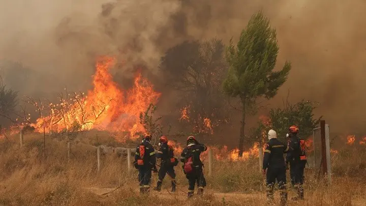 Συνεχίζεται η φωτιά στη Δυτική Αττική - 111.000 στρέμματα κάηκαν σε Αττική-Βοιωτία