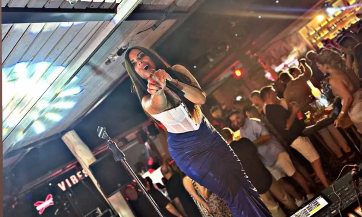 ilianna-zerva-prokalei-sold-out-kai-chamo-sto-polymino-summer-live-tour-tis-ana-tin-ellada-kai-tin-kypro-vinteo