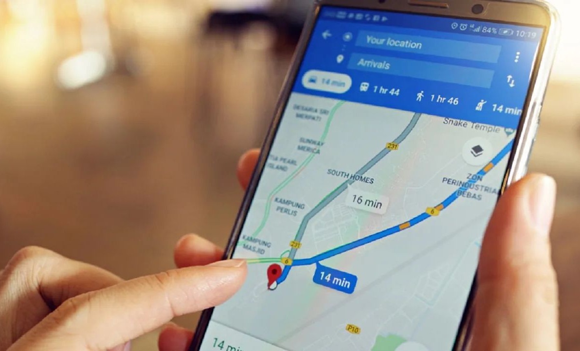 Οθόνη κινητού με νέες φωνητικές οδηγίες πλοήγησης στους Χάρτες της Google με τη βοήθεια του Gemini AI