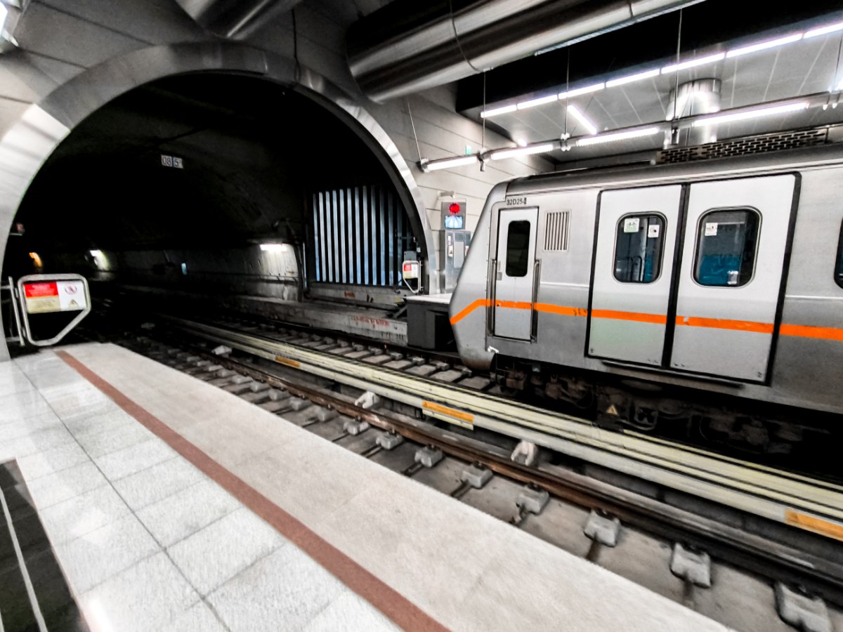 Σταθμός του Μετρό στη Γραμμή 2 με προειδοποιητική σήμανση για έργα