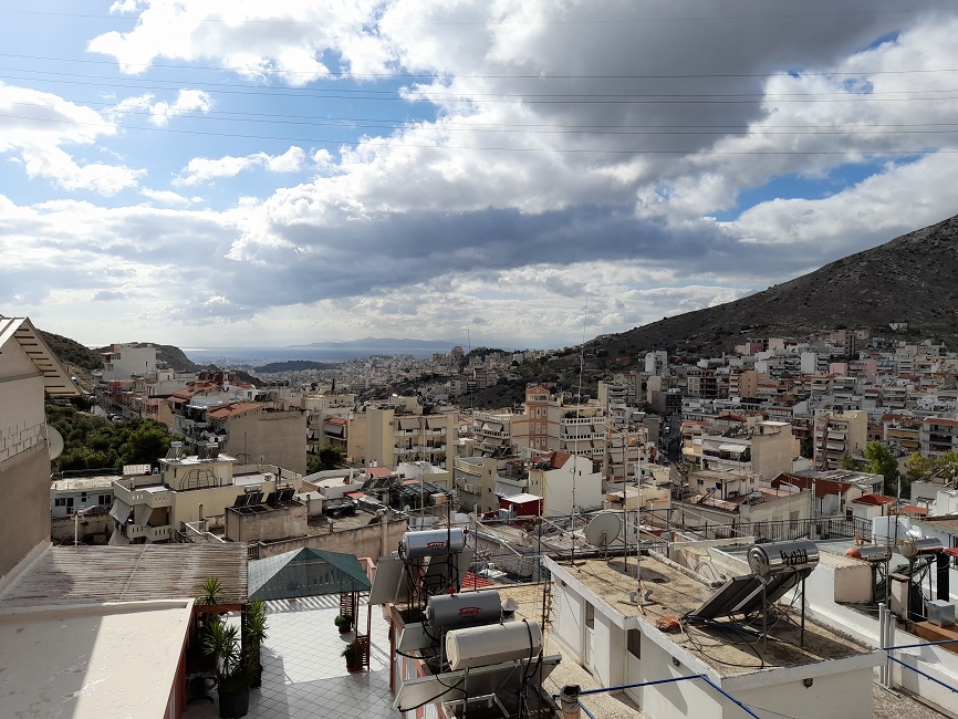 Πλατεία στον Άνω Κορυδαλλό τη νύχτα με ελάχιστο φωτισμό