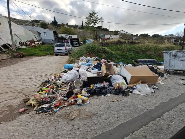σκουπίδια στην Αθανασίου Διάκου στο Σχιστό Κορυδαλλού
