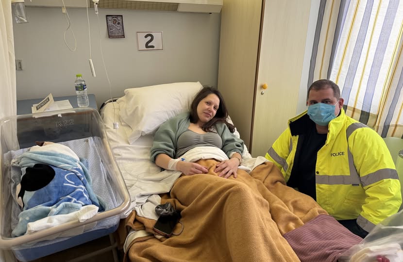 αστυνομικός μετέφερε εγκυμονούσα