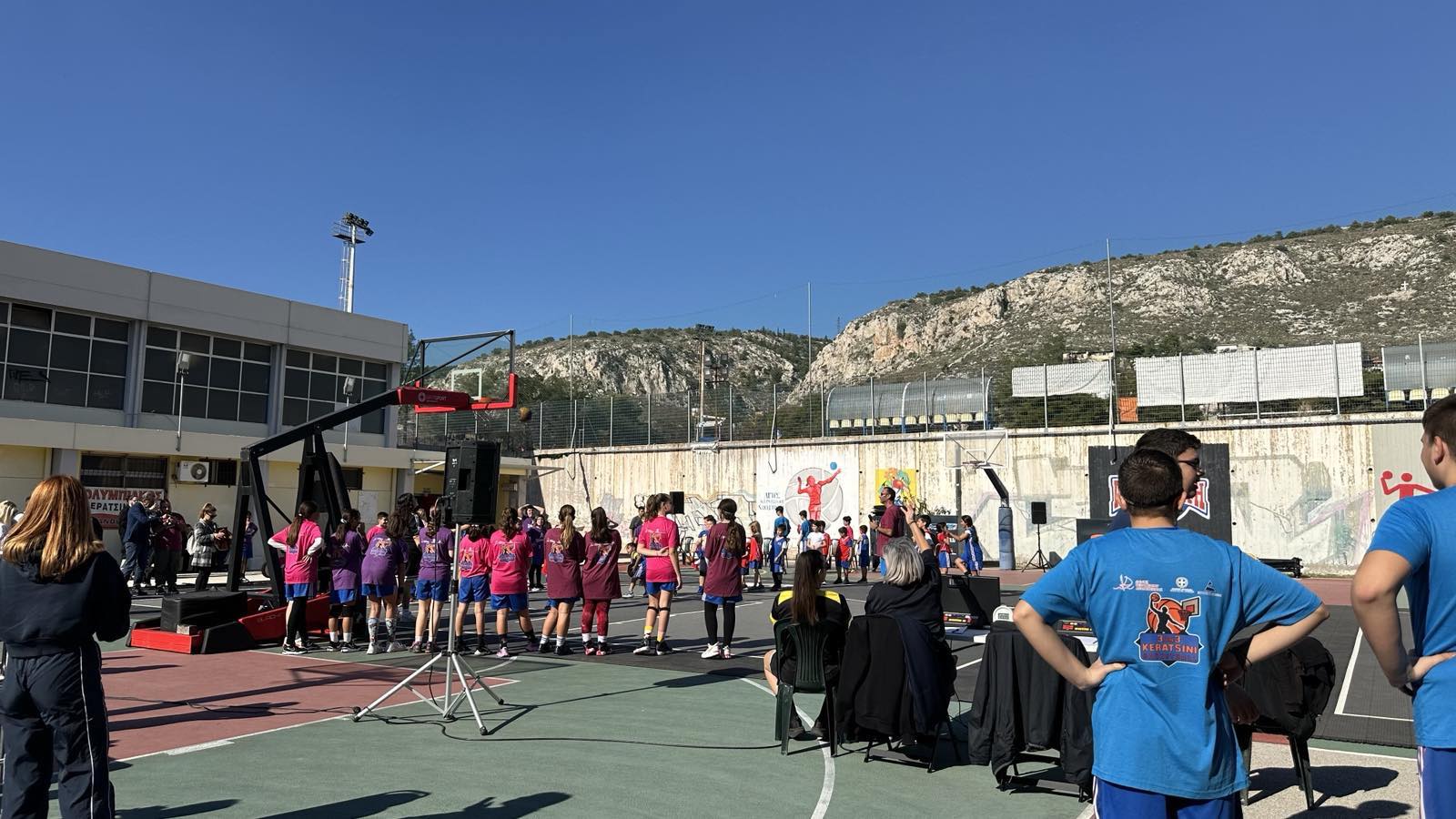 Αθλητές και θεατές στο τουρνουά Keratsini 3on3 Basketball στις Σιταποθήκες