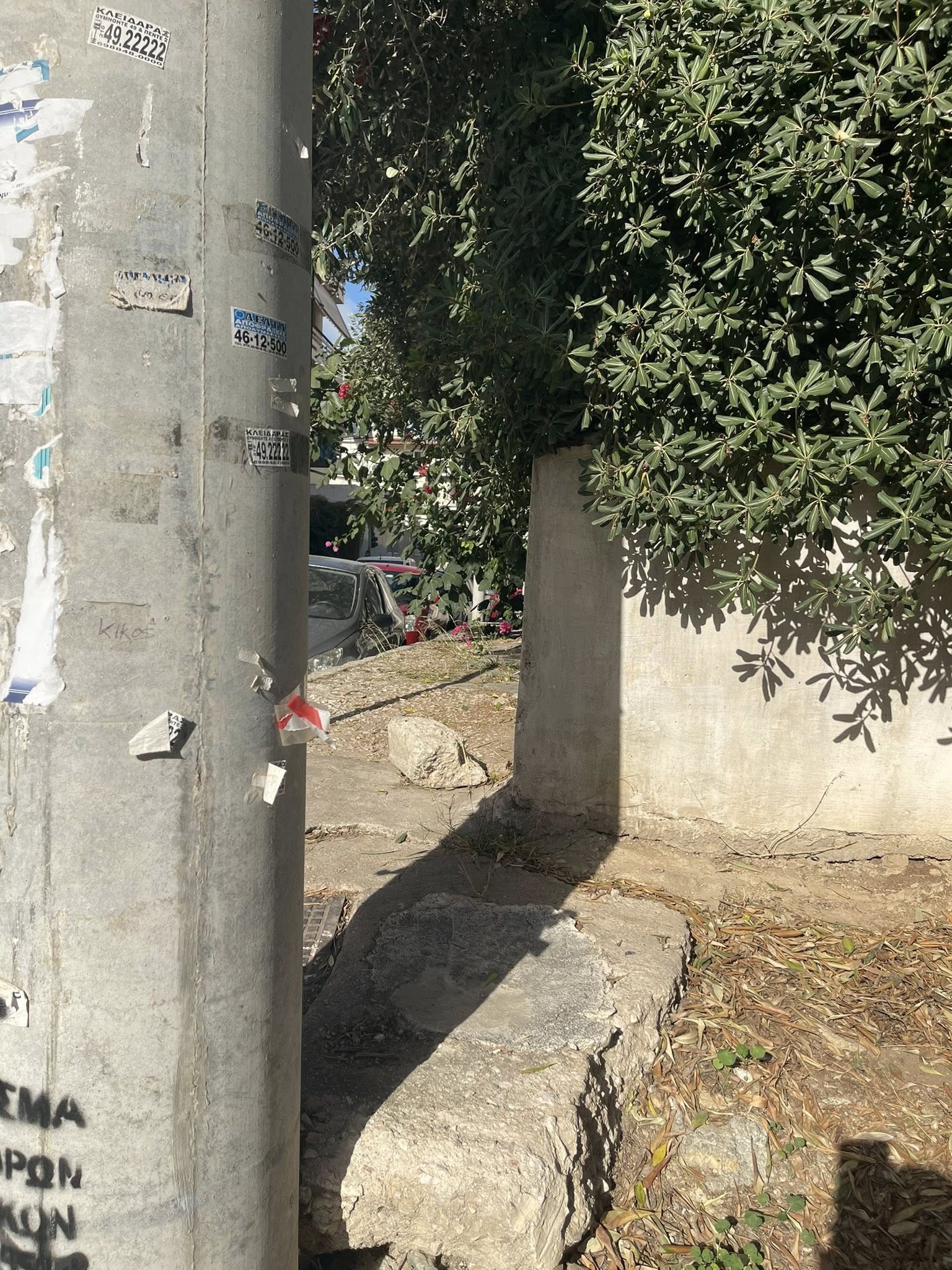 Πεζοδρόμιο στη Γυθείου και Αιγάλεω στα Μανιάτικα με εμπόδια για πεζούς