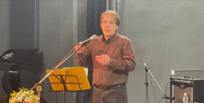 Ο Δήμαρχος Κερατσινίου – Δραπετσώνας, Χρήστος Βρεττάκος, κατά τη δήλωσή του για το κλείσιμο των ΕΛΤΑ Δραπετσώνας.