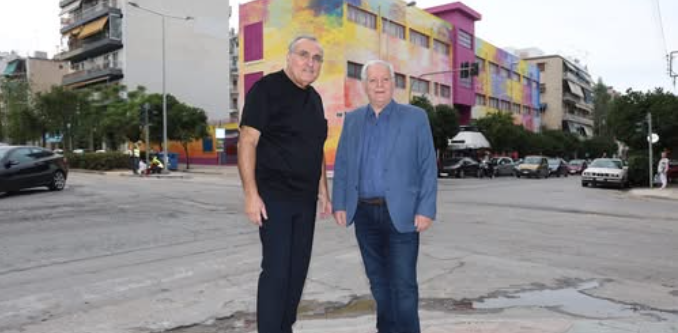 Ο Μάνος Ιωαννίδης μπροστά από το 1ο Δημοτικό Σχολείο Καλλιθέας, το πρώτο pop art σχολείο της Ελλάδας.