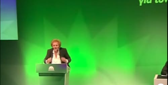 Μαίρη Μάρου, κτηνοτρόφος από τη Λάρισα, μιλά συγκινημένη στον Πανεθνικό Διάλογο του ΠΑΣΟΚ για τον Πρωτογενή Τομέα.