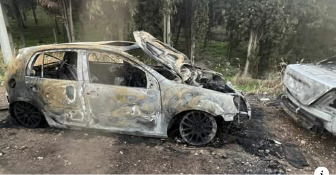 Καμένο αυτοκίνητο στο Σχιστό — συμβολική εικόνα δημόσιας ανησυχίας