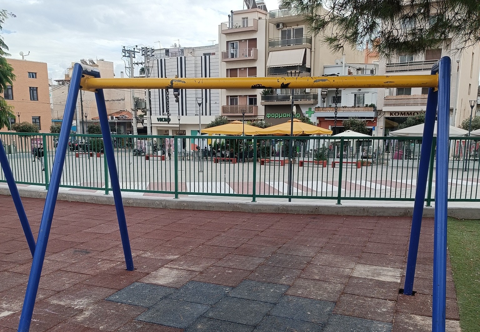 Κατεστραμμένη κούνια στην πλατεία Κύπρου στον Κορυδαλλό