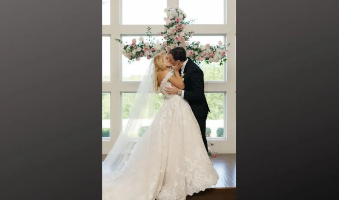 Το πρώτο τους φιλί… στην εκκλησία!