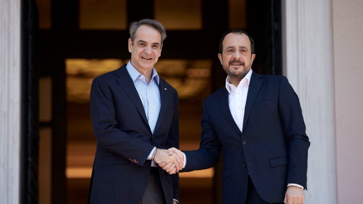 Μητσοτάκης και Χριστοδουλίδης στη Διακυβερνητική Σύνοδο Ελλάδας–Κύπρου στο Μέγαρο Μαξίμου