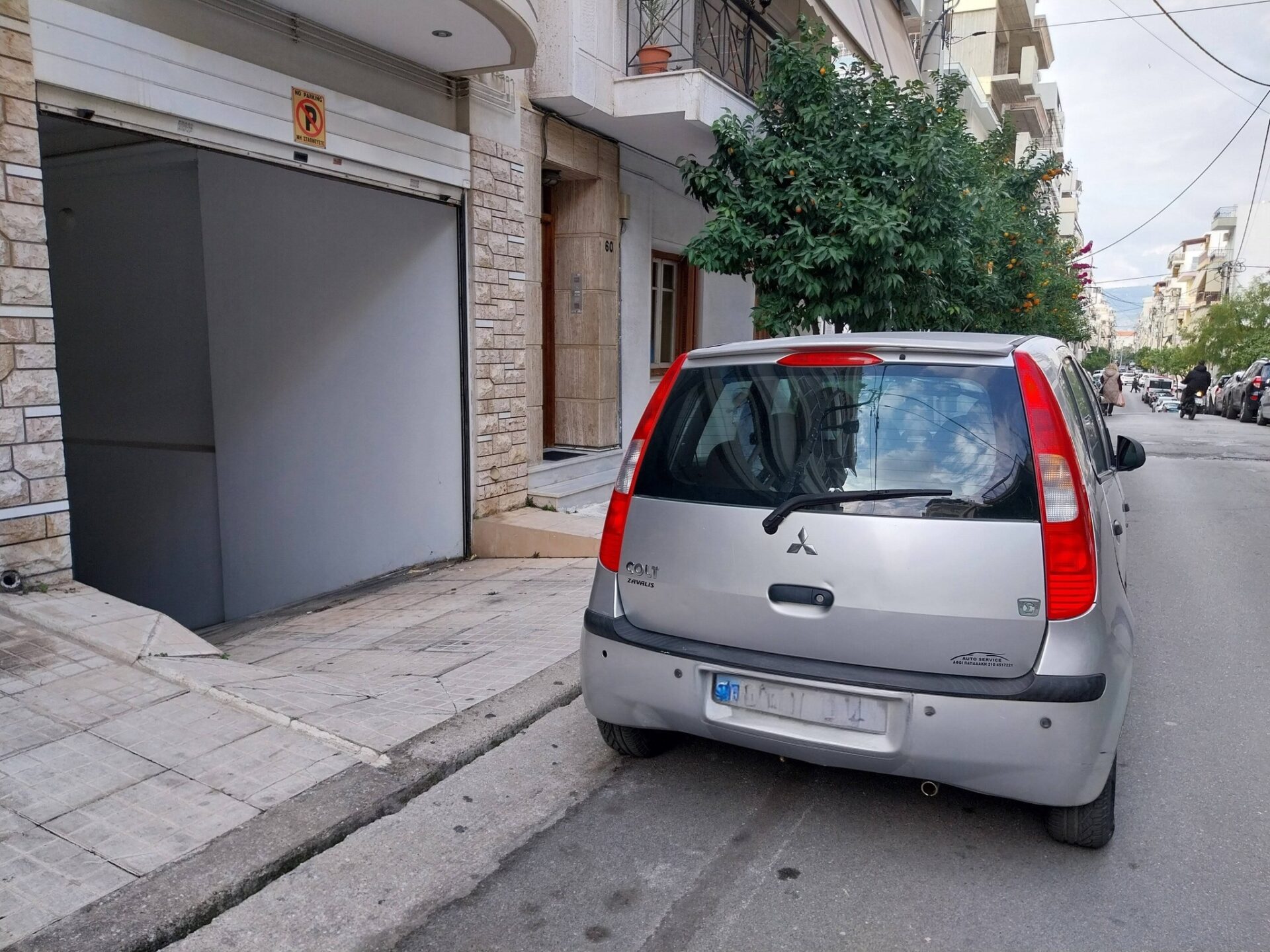 παράνομο παρκάρισμα σε γκαράζ στον Πειραιά