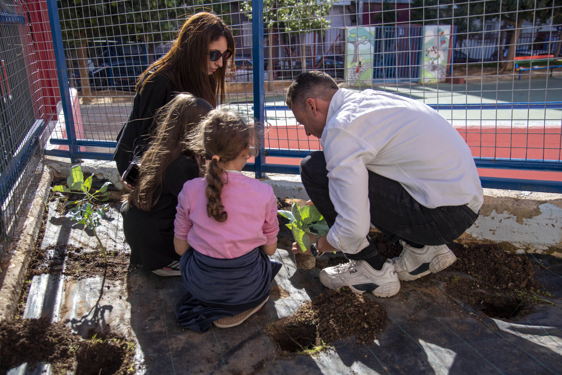 Μαθητές και προσωπικό στον ανανεωμένο σχολικό λαχανόκηπο του 1ου Δημοτικού Νίκαιας