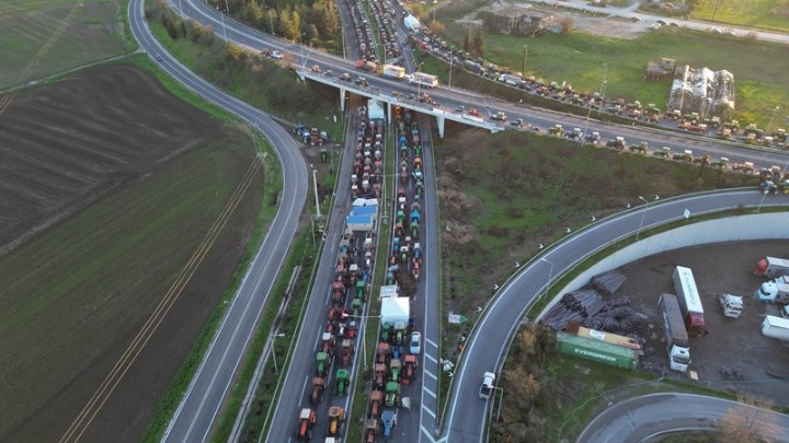 Τρακτέρ παρατεταγμένα σε αγροτικό μπλόκο στην εθνική οδό