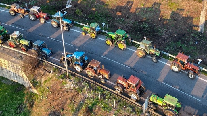 Τρακτέρ σε μπλόκο αγροτών στη Νίκαια