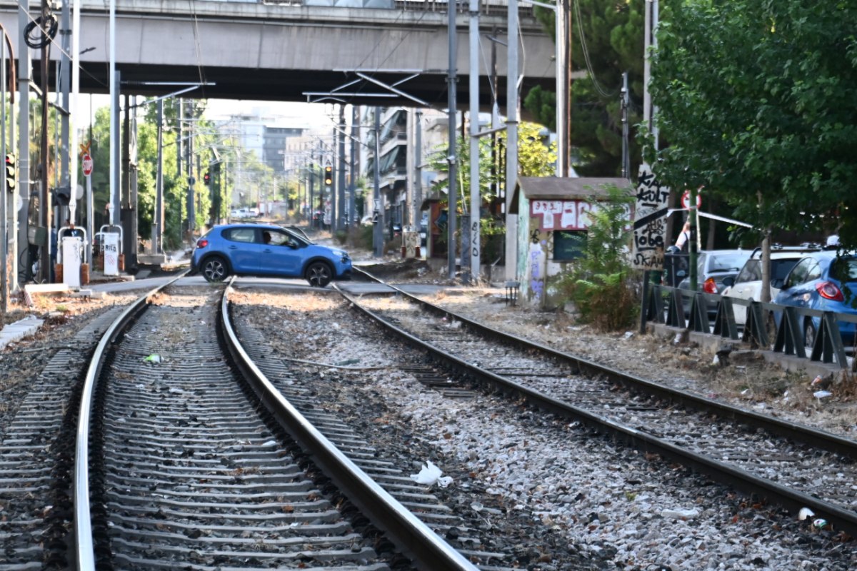 Ιερά Οδός – αυτοκίνητο πάνω στις σιδηροδρομικές γραμμές