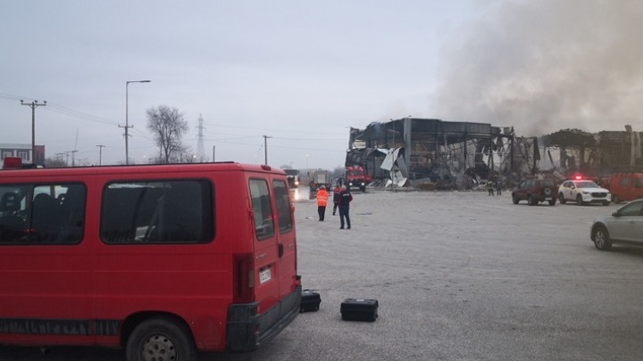 Πυροσβεστικές δυνάμεις επιχειρούν στη φωτιά στον χώρο της παραγωγής Βιολάντα