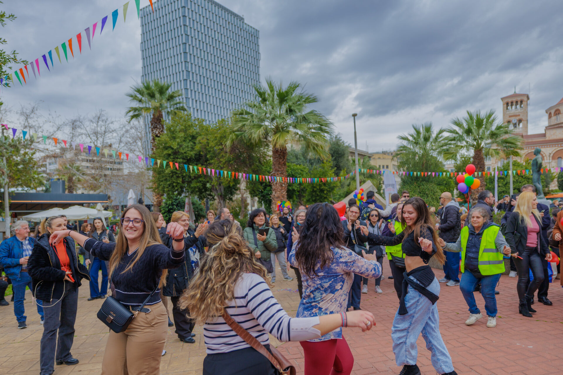 Τσικνοπέμπτη στον Πειραιά στον Τινάνειο Κήπο με μουσική και δωρεάν κεράσματα