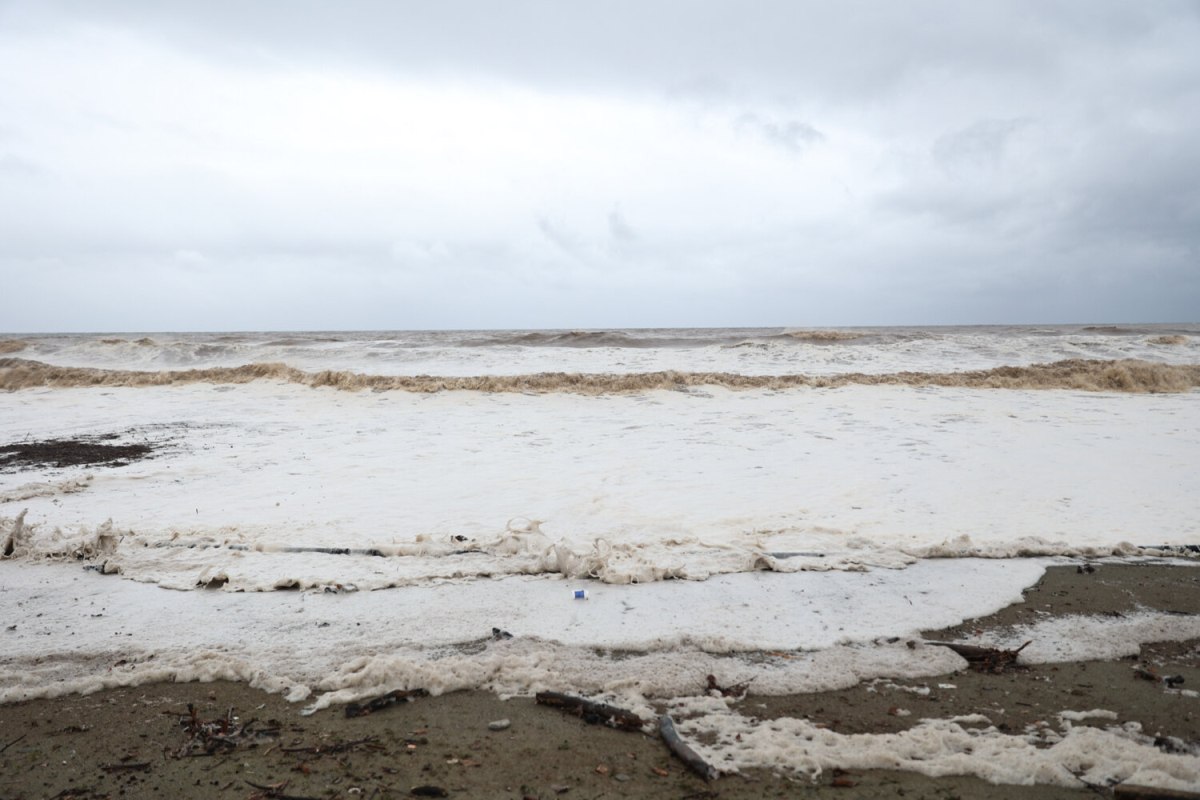 Κακοκαιρία στον Αγιόκαμπο με τη θάλασσα να βγαίνει στη στεριά