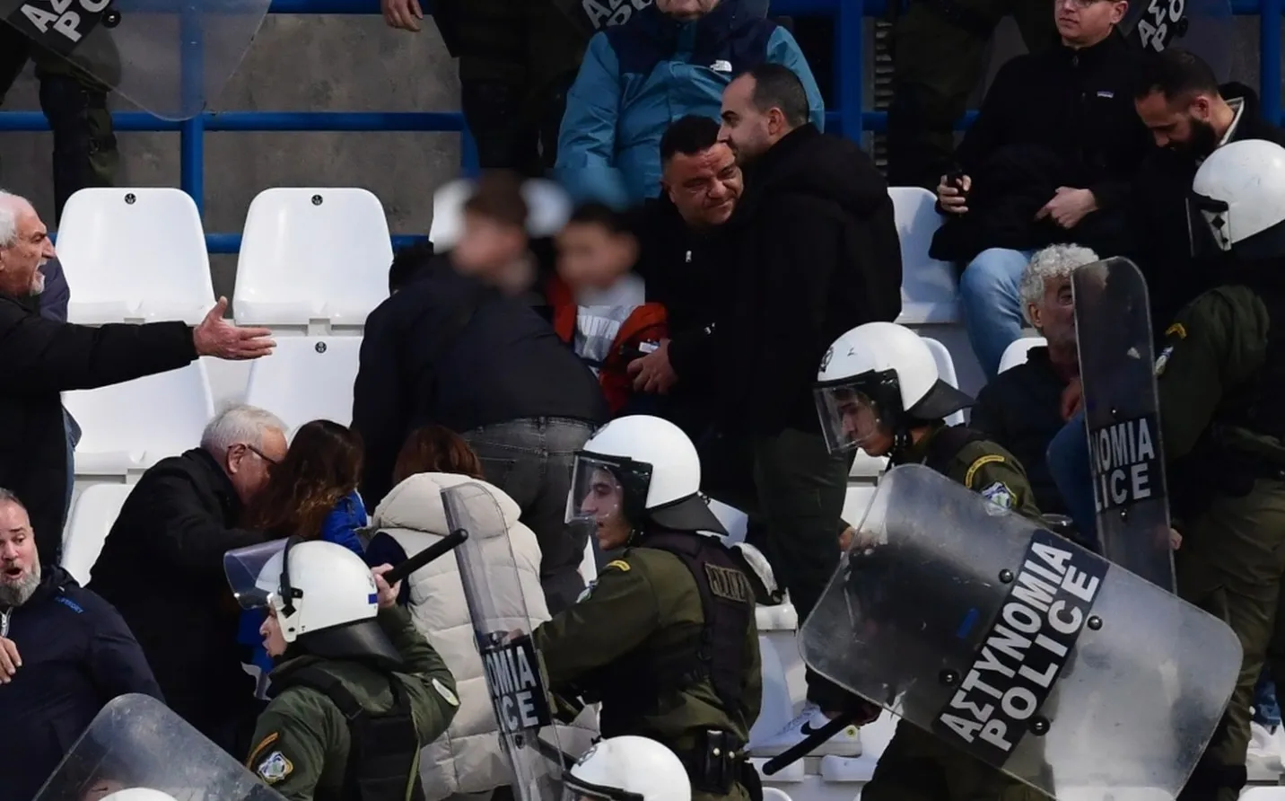 Επεισόδια στο γήπεδο Νίκαιας – συλλήψεις για τον αγώνα Κηφισιά ΟΦΗ