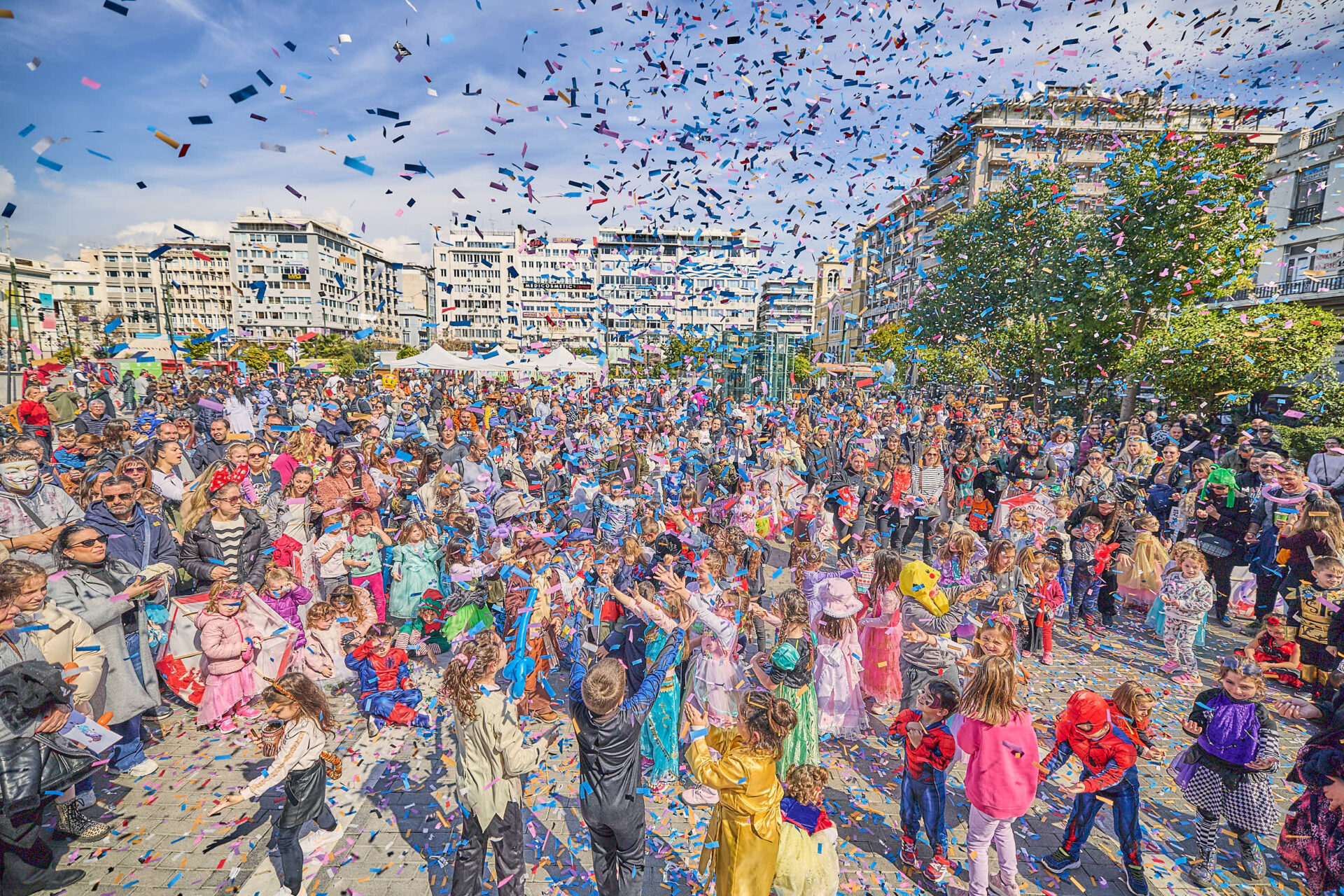 Αποκριάτικες εκδηλώσεις Δήμου Πειραιά στην πλατεία Κοραή και στη Φρεαττύδα με τον Βαγγέλη Κονιτόπουλο