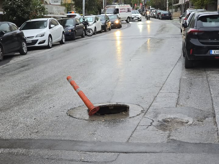 Κερατσίνι Ρήγα Φεραίου: καπάκι φρεατίου σηκωμένο στη μέση του δρόμου μετά από βροχή
