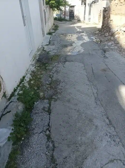 Σαλαμίνα: λύματα στον δρόμο στην οδό Απόλλωνος κάτω από τον Άγιο Θεράποντα