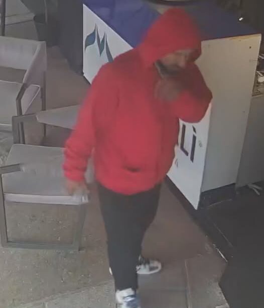 Κορυδαλλός: άνδρας με κόκκινο φούτερ και άσπρα παπούτσια έκλεψε κινητό από internet café Battlenet