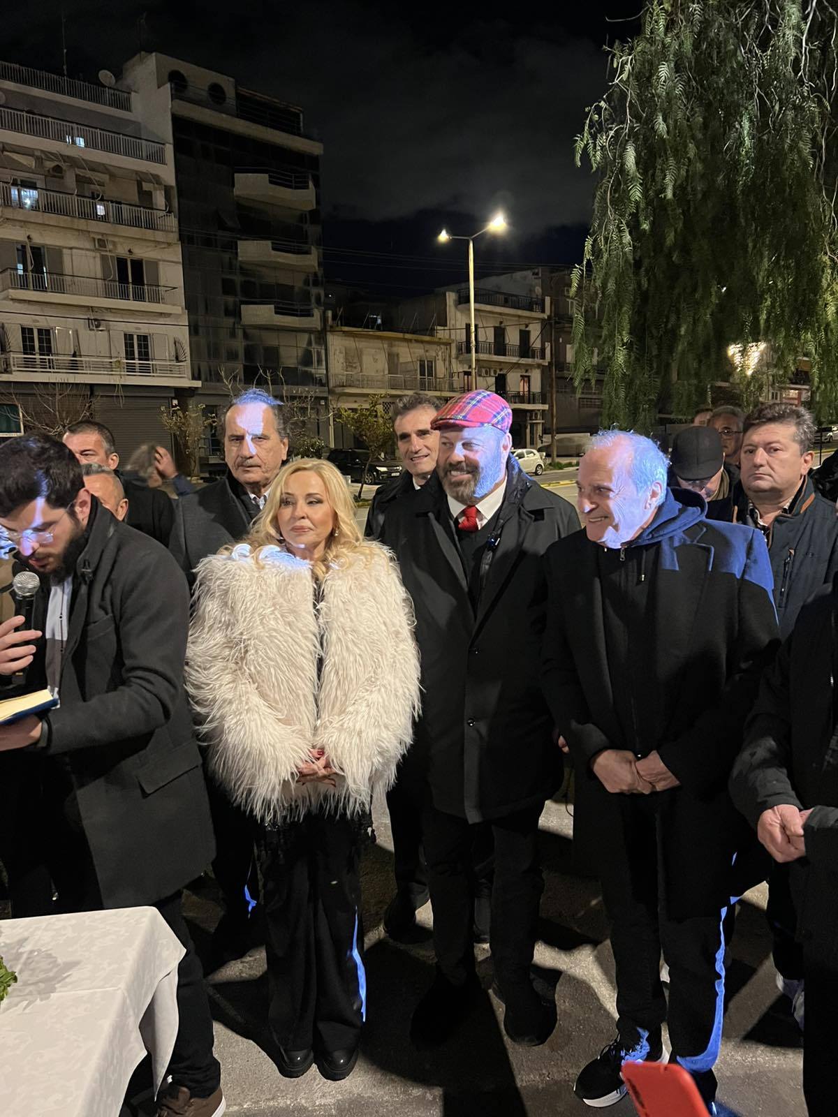 «Εγκαίνια της Πλατείας Ναυπηγοεπισκευαστικής Ζώνης στο Πέραμα με τον Δήμαρχο Γιάννη Λαγουδάκο και τη Μπέσσυ Αργυράκη»