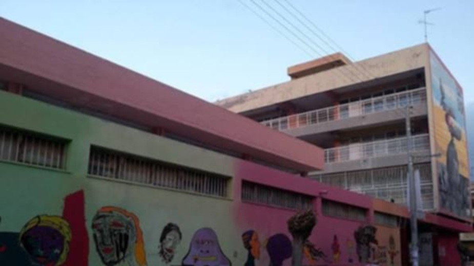 Υποχώρηση σοβάδων στο 1ο Λύκειο Δραπετσώνας από την πρόσοψη του κτηρίου