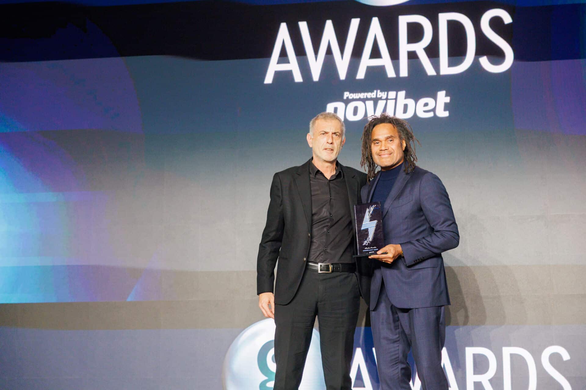 Ο Γιάννης Μώραλης απονέμει το βραβείο Legend στον Κριστιάν Καρεμπέ στα Gazzetta Awards 2025.