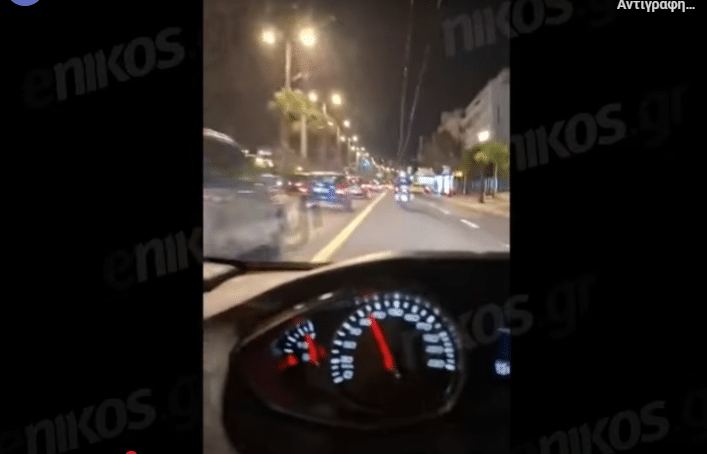 Καλλιθέα: περιπολικό και ομάδα ΔΙΑΣ μεταφέρουν 2χρονο παιδί στο νοσοκομείο Παίδων μετά από πτώση σε σιντριβάνι