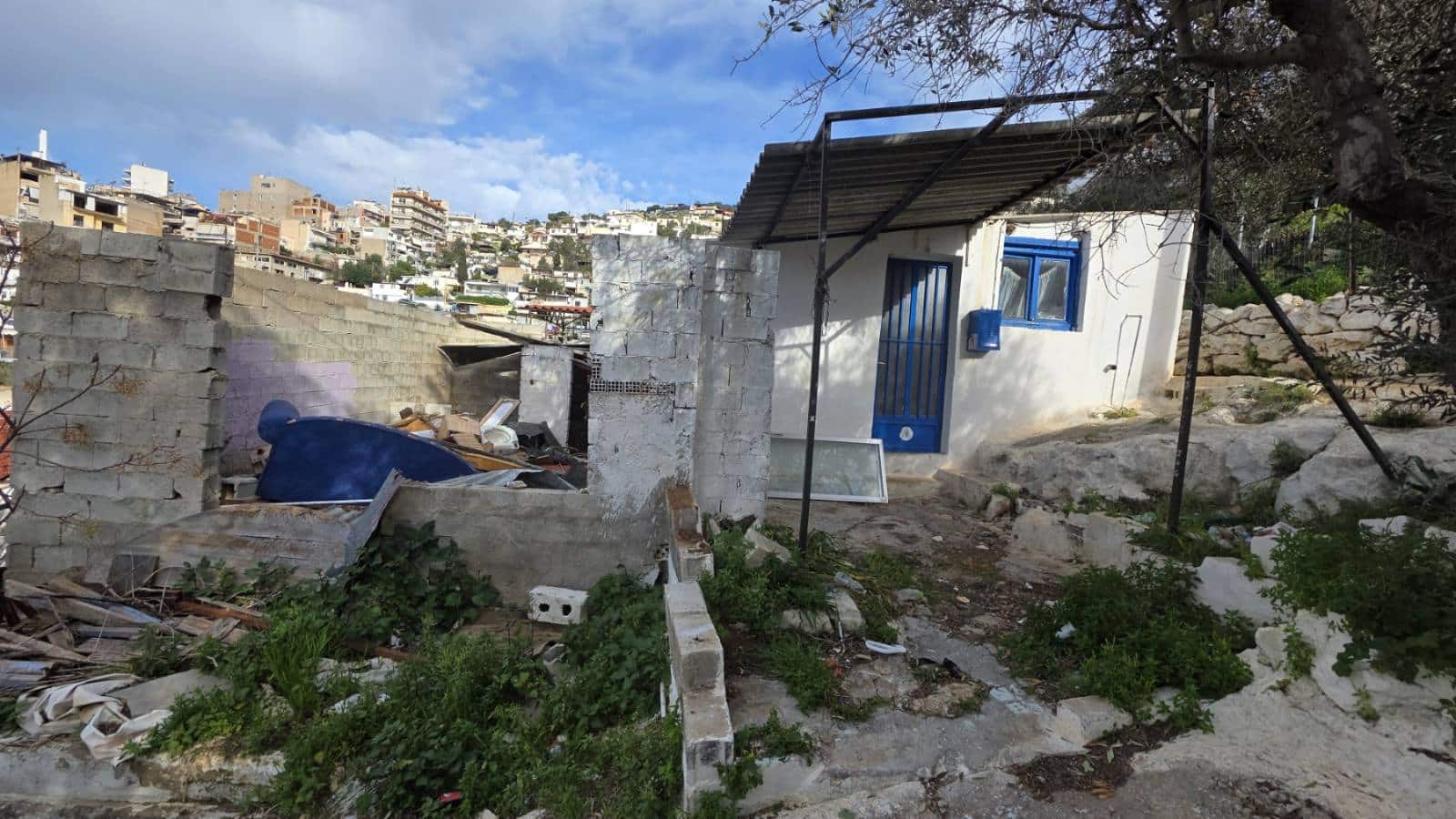 Ο Δήμαρχος Περάματος Γιάννης Λαγουδάκος σε αυτοψία στο Άνω Πέραμα για κατεδαφιστέα δημοτικά κτίσματα.