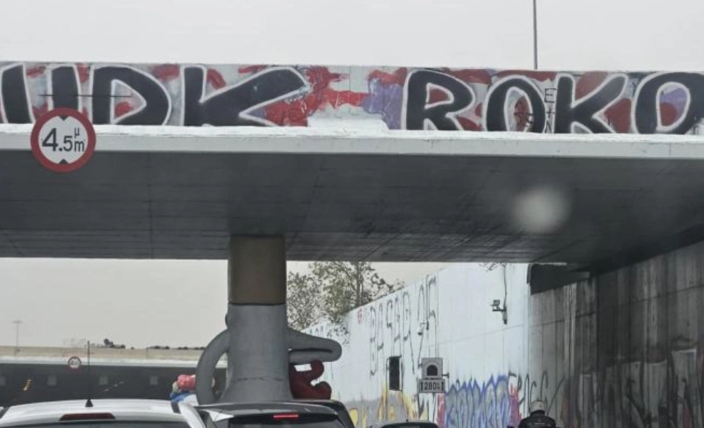 Άρμα καρναβαλιού εγκλωβίστηκε κάτω από γέφυρα στην παλιά Ποσειδώνος