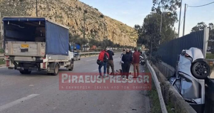 Σοβαρό τροχαίο στη λεωφόρο Σχιστού με αναποδογυρισμένο αυτοκίνητο