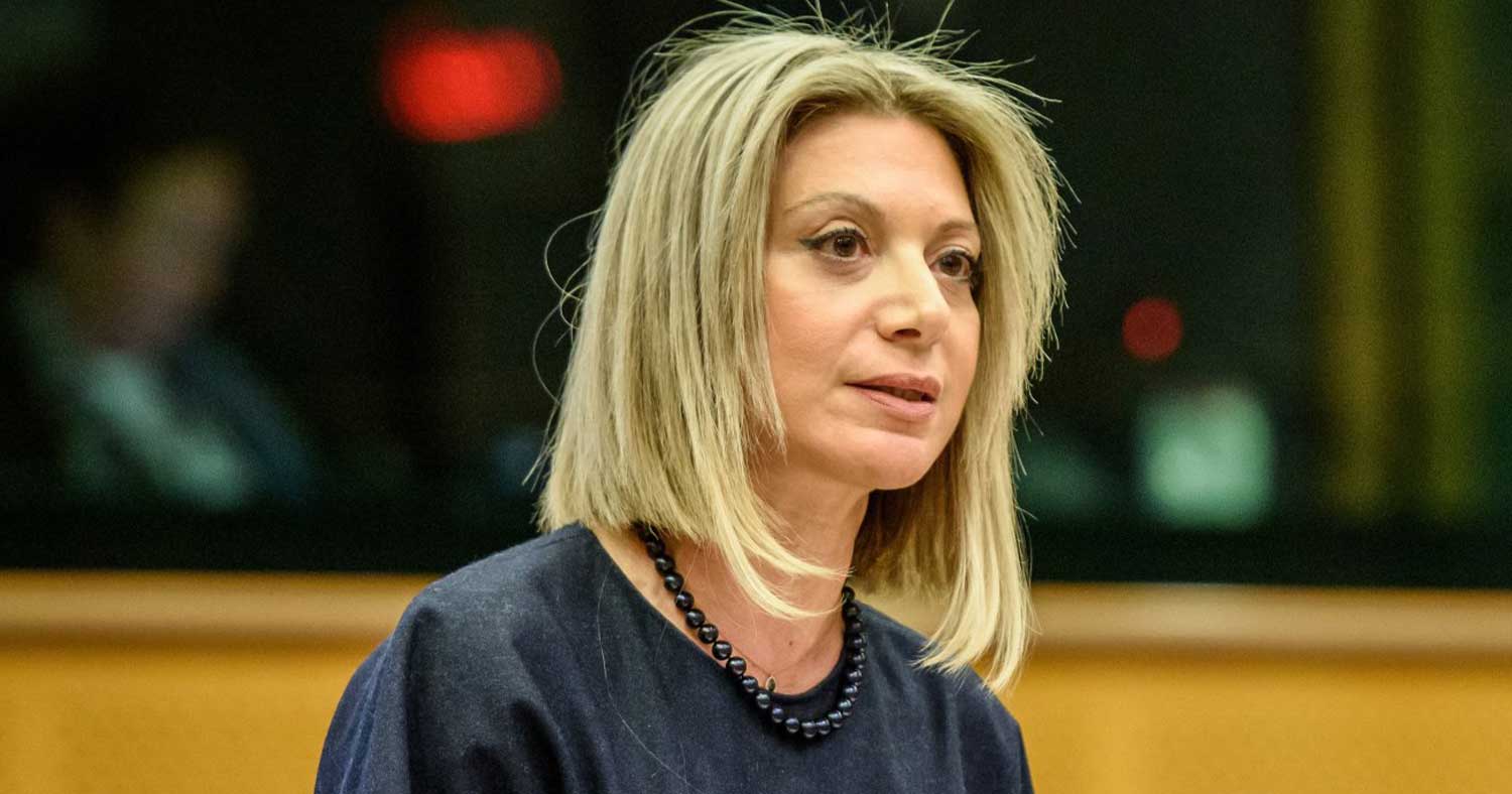 Μαρία Καρυστιανού έξω από το Μονομελές Πλημμελειοδικείο Λάρισας για την υπόθεση Τεμπών