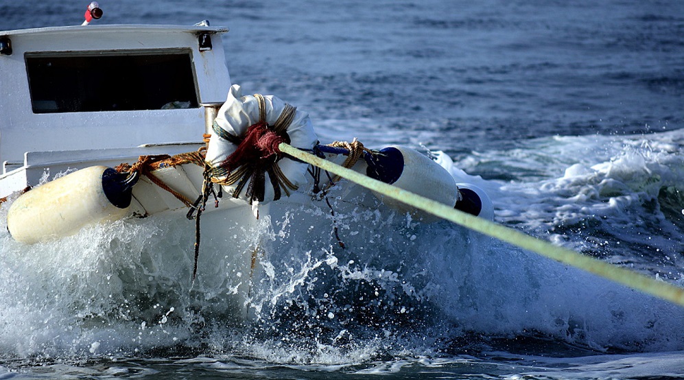 Λιμενικό έλεγχος σε σκάφος για παράνομη αλιεία στο Κερατσίνι