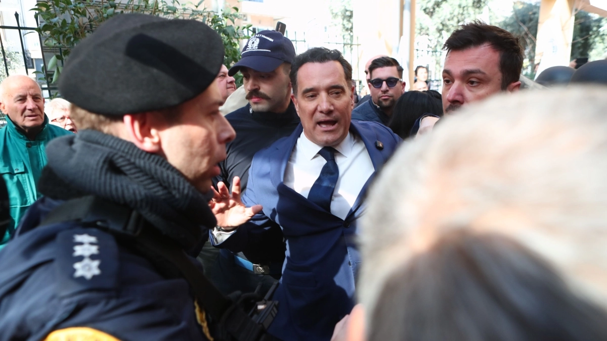 Διαμαρτυρία εργαζομένων στο Γενικό Κρατικό Νοσοκομείο Νίκαιας κατά την επίσκεψη του Άδωνι Γεωργιάδη