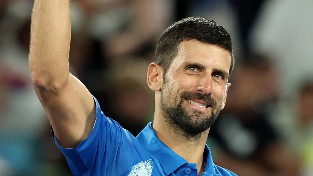 Ο Νόβακ Τζόκοβιτς στο ΣΕΦ με τη φανέλα του Ολυμπιακού που του έδωσε ο Τόμας Γουόκαπ