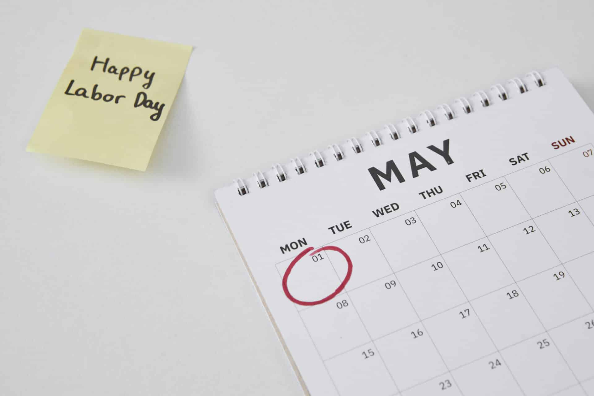 Ημερολόγιο με τις αργίες άνοιξη 2026 και τα τριήμερα.