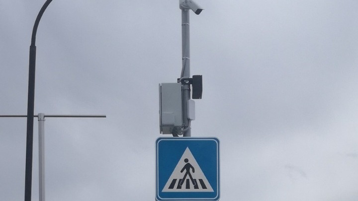 Έξυπνη διάβαση πεζών στα Τρίκαλα στην οδό Πύλης με φωτεινά σήματα και ηχητική ειδοποίηση